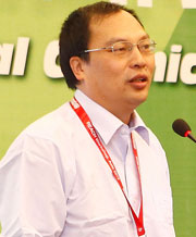 中国国家环境保护部化学品登记中心(CRC-MEP)新化学物质管理部聂晶磊主任在华测瑞欧2012峰会现场发言